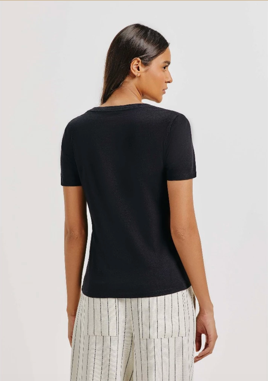 Blusa Básica Feminina Manga Curta Decote V