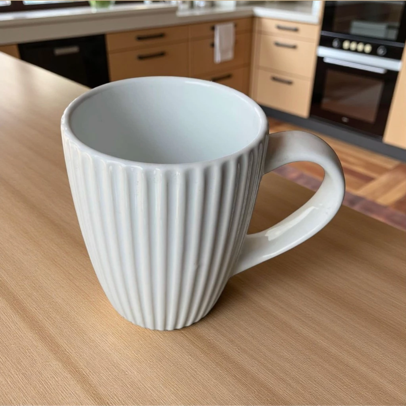 Caneca Branca de Café Cerâmica Frisada Grande Scalla